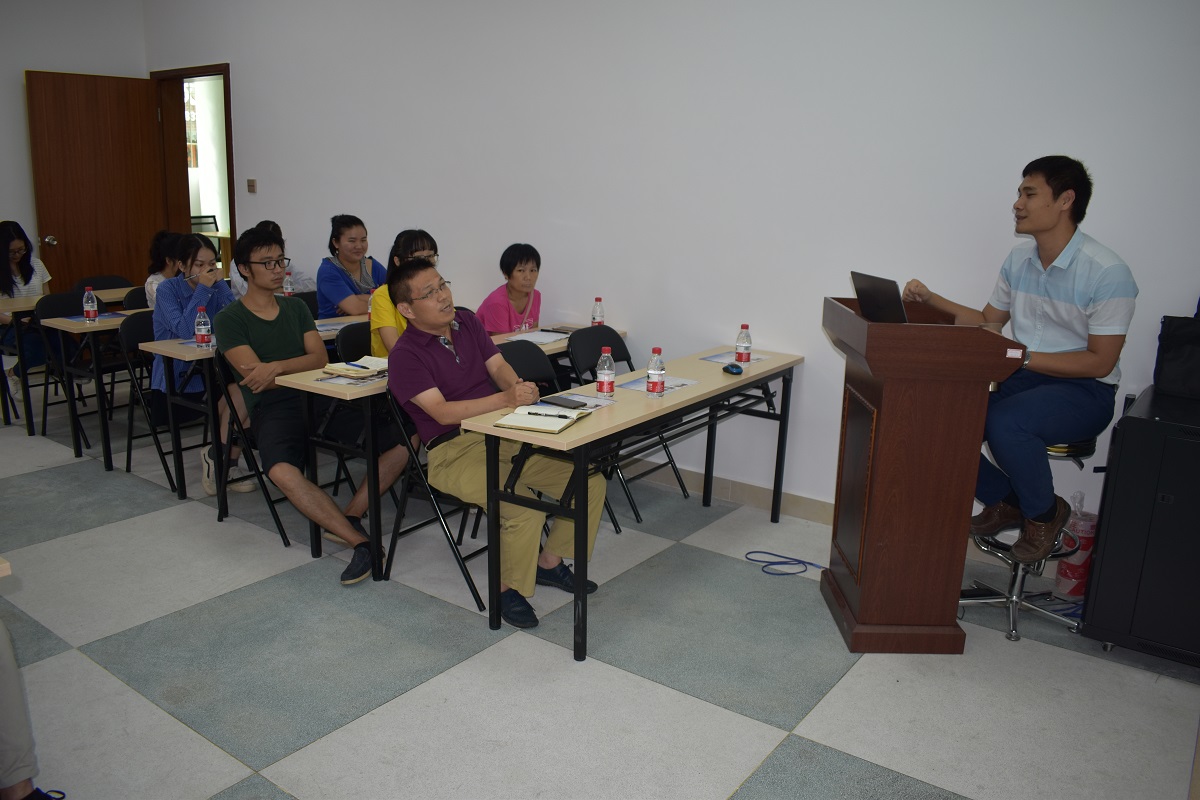 老师与学员讨论热烈 老师与学员讨论热烈